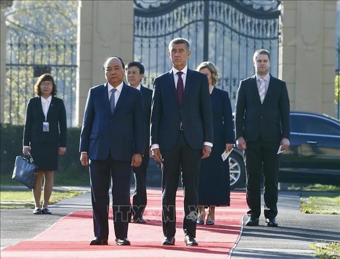 Trong ảnh: Thủ tướng Cộng hòa Séc Andrej Babis và Thủ tướng Nguyễn Xuân Phúc tại lễ đón. Ảnh: Thống Nhất –TTXVN