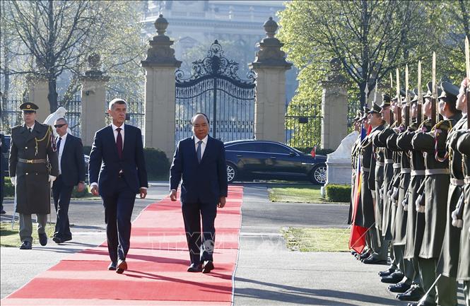 Trong ảnh: Thủ tướng Cộng hòa Séc Andrej Babis  và Thủ tướng Nguyễn Xuân Phúc duyệt đội danh dự. Ảnh: Thống Nhất –TTXVN