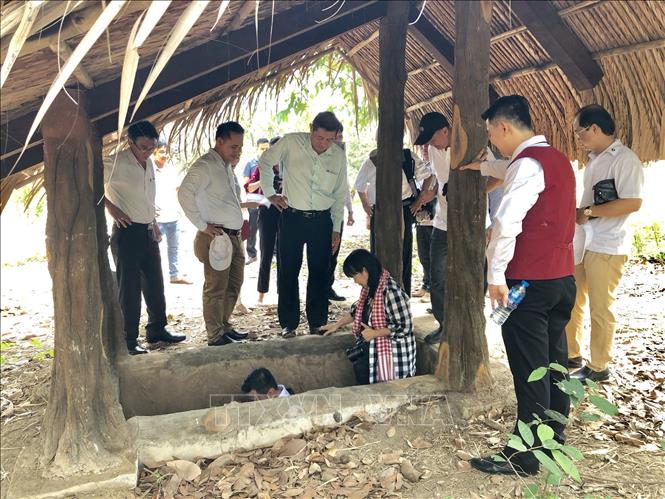 Trong ảnh: Khách du lịch tham quan di tích lịch sử Địa đạo Tam Giác Sắt, thị xã Bến Cát, Bình Dương. Ảnh: Nguyễn Văn Việt - TTXVN