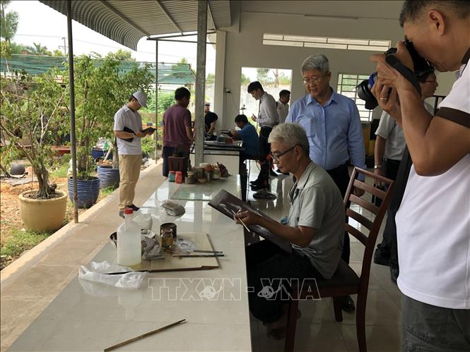Trong ảnh: Khách du lịch trải nghiệm nghề truyền thống sản xuất sơn mài ở phường Tương Bình Hiệp, thành phố Thủ Dầu Một, Bình Dương. Ảnh: Nguyễn Văn Việt - TTXVN