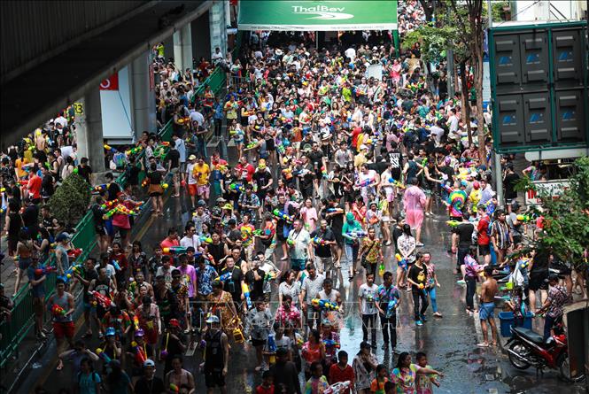 Trong ảnh: Người dân tham gia lễ hội té nước trong Tết Songkran ở Bangkok, Thái Lan, ngày 13/4/2019. Ảnh: THX/ TTXVN