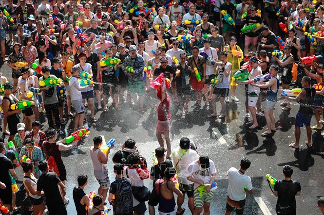 Trong ảnh: Người dân tham gia lễ hội té nước trong Tết Songkran ở Bangkok, Thái Lan, ngày 13/4/2019. Ảnh: THX/ TTXVN