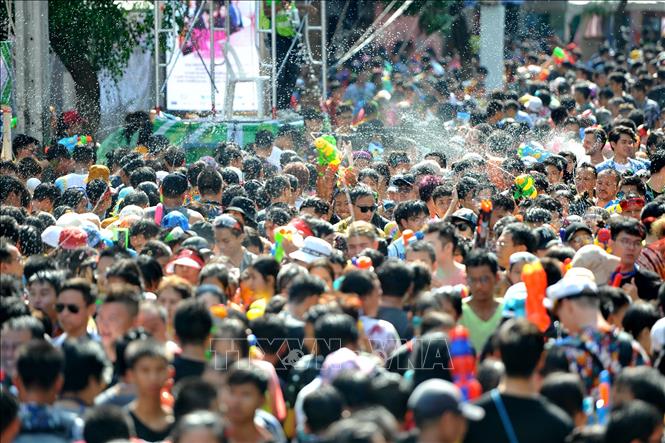 Trong ảnh: Người dân tham gia lễ hội té nước trong Tết Songkran ở Bangkok, Thái Lan, ngày 13/4/2019. Ảnh: THX/ TTXVN