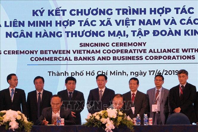 Trong ảnh: Phó Thủ tướng Vương Đình Huệ chứng kiến ký kết chương trình hợp tác giữa Liên minh Hợp tác xã Việt Nam với các bộ ngành, đơn vị. Ảnh: Xuân Dự - TTXVN  