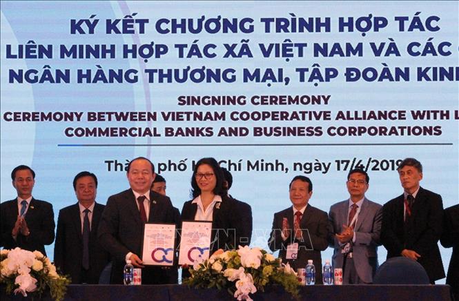 Trong ảnh: Lễ ký kết chương trình hợp tác giữa Liên minh Hợp tác xã Việt Nam với các bộ ngành, đơn vị. Ảnh: Xuân Dự - TTXVN  .