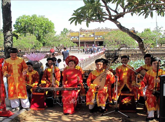 Trong ảnh: Biểu diễn Nhã nhạc tại Đại Nội, Huế. Ảnh: Quốc Việt - TTXVN
