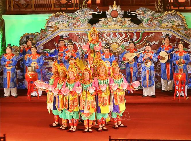 Trong ảnh: Biểu diễn Nhã nhạc tại Đại Nội, Huế. Ảnh: Quốc Việt - TTXVN