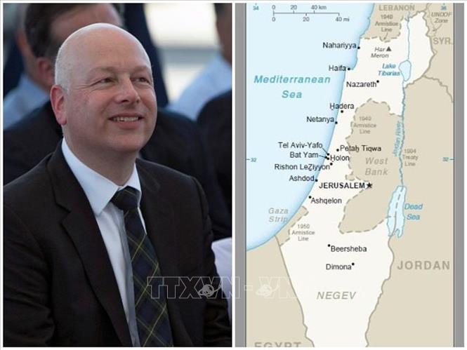 Trong ảnh: Đặc phái viên Tổng thống Mỹ về Trung Đông Jason Greenblatt (trái) và bản đồ chính thức về Israel, trong đó có Cao nguyên Golan, trên trang mạng Twitter của ông Greenblatt ngày 17/4/2019. Ảnh: Breitbart/TTXVN