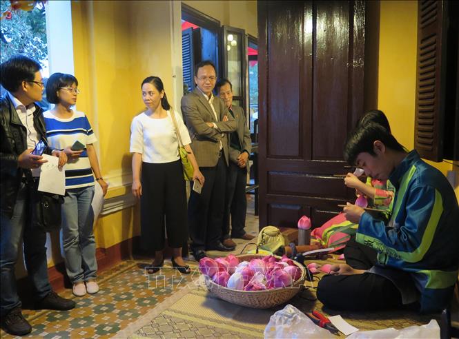 Trong ảnh: Xã Phú Mậu thu hút khách tham quan nghề làm hoa sen giấy Thanh Tiên. Ảnh: Quốc Việt - TTXVN