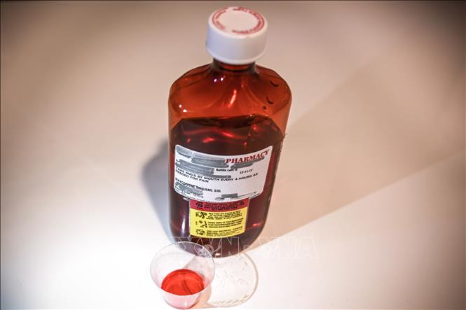 Trong ảnh: Chai thuốc oxycodone nước, một dạng giảm đau opioid. Ảnh: AFP/TTXVN