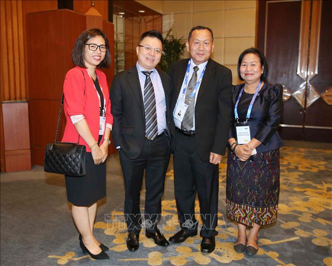 Trong ảnh: Phó Tổng giám đốc Thông tấn xã Việt Nam Lê Quốc Minh (thứ hai, bên trái) với các đại biểu tới Hà Nội tham dự Hội nghị Ban chấp hành OANA lần thứ 44. Ảnh: Văn Điệp – TTXVN