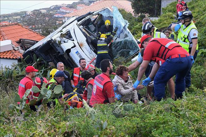Trong ảnh: Lực lượng cứu hỏa chuyển người bị thương tại hiện trường vụ tai nạn lật xe khách ở Canico, đảo Madeira, Bồ Đào Nha ngày 17/4/2019. Ảnh: AFP/TTXVN