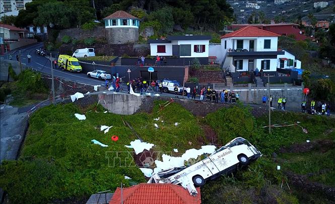 Trong ảnh: Hiện trường vụ tai nạn lật xe khách ở Canico, đảo Madeira, Bồ Đào Nha ngày 17/4/2019. Ảnh: AFP/TTXVN