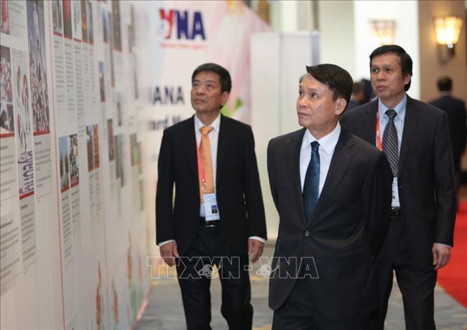 Trong ảnh: Tổng giám đốc TTXVN Nguyễn Đức Lợi cùng các đại biểu tham quan khu vực bảng thông tin giới thiệu về các hãng thông tấn thành viên OANA. Ảnh: TTXVN