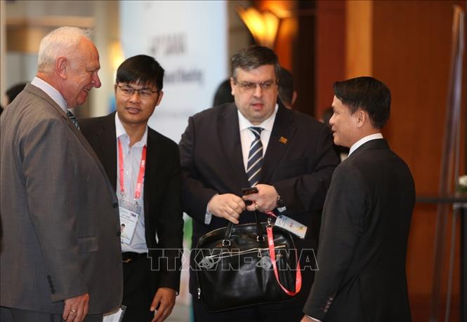 Trong ảnh: Tổng giám đốc TTXVN Nguyễn Đức Lợi (trái) trao đổi với Đại sứ LB Nga Konstantin Vnukov (phải) tham dự hội nghị. Ảnh: TTXVN