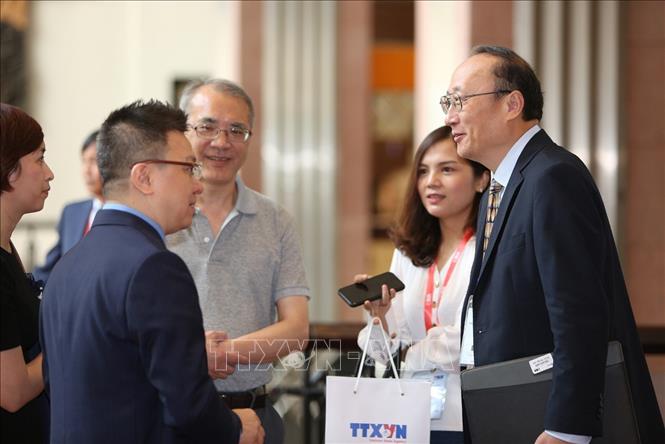 Trong ảnh: Phó Tổng giám đốc TTXVN Lê Quốc Minh trao đổi với ông Tôn Dũng, Giám đốc khu vực châu Á - Thái Bình Dương của Tân Hoa xã (Trung Quốc) trước giờ khai mạc hội nghị. Ảnh: TTXVN