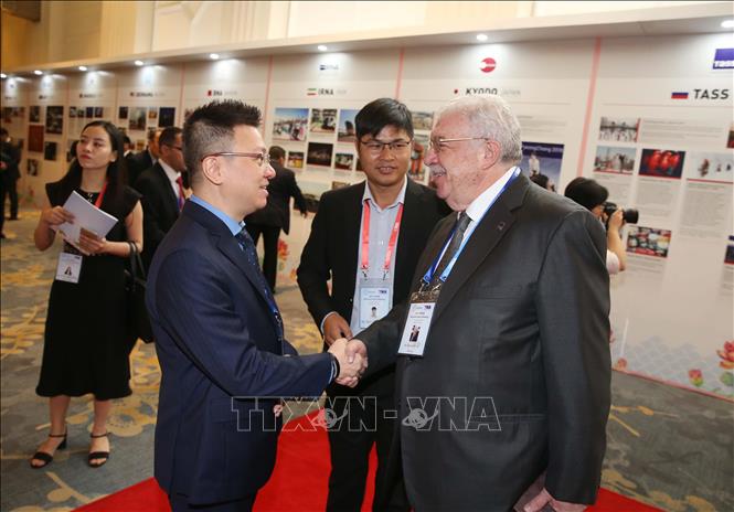 Trong ảnh: Phó Tổng giám đốc TTXVN Lê Quốc Minh với ngài Mikhail Gusman, Phó Tổng giám đốc thứ nhất Hãng thông tấn TASS của Liên bang Nga. Ảnh: TTXVN