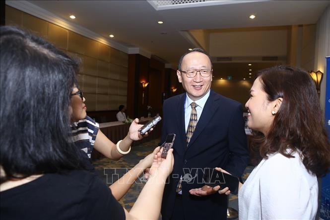 Trong ảnh: Ông Tôn Dũng, Giám đốc khu vực châu Á - Thái Bình Dương của Tân Hoa xã (Trung Quốc) trả lời phỏng vấn các cơ quan báo chí. Ảnh: Minh Quyết - TTXVN