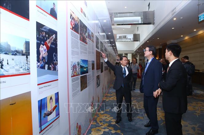 Trong ảnh: Tổng giám đốc TTXVN Nguyễn Đức Lợi và đại biểu tham quan trưng bày giới thiệu về các hãng thông tấn thành viên OANA. Ảnh: Minh Quyết - TTXVN