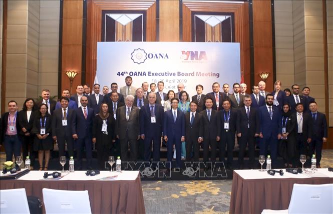 Trong ảnh: Phó Thủ tướng Vũ Đức Đam chụp ảnh chung với các đại biểu tham dự hội nghị. Ảnh: Minh Quyết - TTXVN