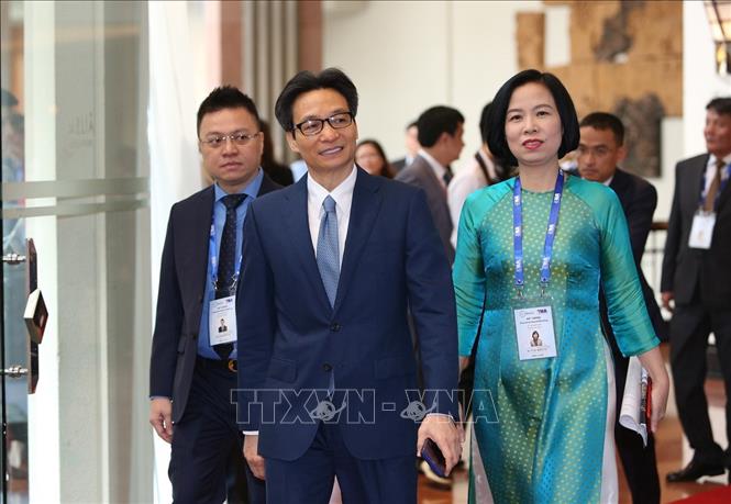 Trong ảnh: Các Phó Tổng giám đốc TTXVN Lê Quốc Minh và Vũ Việt Trang đón Phó Thủ tướng Vũ Đức Đam đến dự khai mạc hội nghị. Ảnh: TTXVN