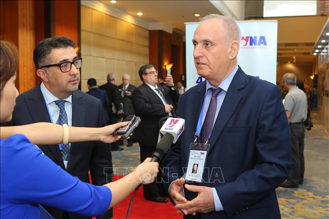 Trong ảnh: Chủ tịch OANA Aslan Aslanov trả lời phỏng vấn phóng viên Truyền hình Thông tấn. Ảnh: Thành Đạt - TTXVN