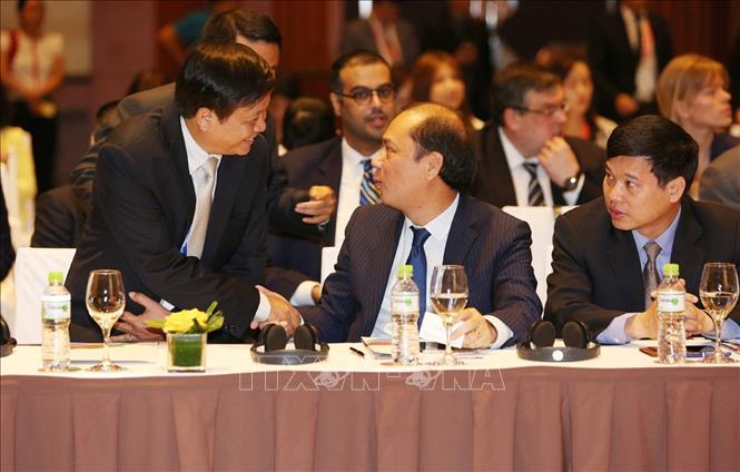 Trong ảnh: Phó Tổng giám đốc TTXVN Đinh Đăng Quang (bên trái) trao đổi với Thứ trưởng Bộ Ngoại giao Nguyễn Quốc Dũng (giữa). Ảnh: Dương Giang - TTXVN