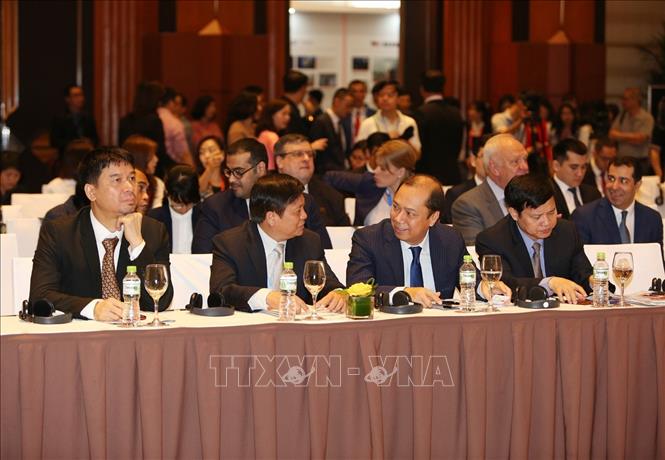 Trong ảnh: Phó Tổng giám đốc TTXVN Đinh Đăng Quang (thứ hai từ trái sang) trao đổi với Thứ trưởng Bộ Ngoại giao Nguyễn Quốc Dũng tại hội nghị. Ảnh: Dương Giang - TTXVN