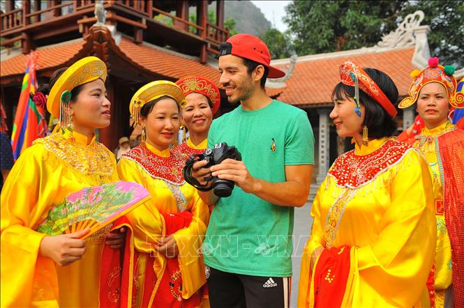 Trong ảnh: Du khách quốc tế thích thú khi được hòa mình vào với lễ hội Thái Vi.Ảnh: Minh Đức - TTXVN