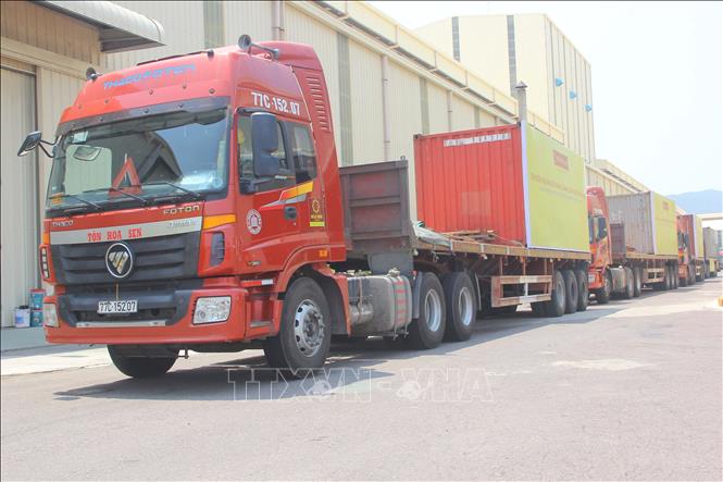 Trong ảnh: Đoàn xe chở lô hàng 5.000 tấn tôn Hoa Sen xuất khẩu đi Malaysia. Ảnh: Quốc Dũng – TTXVN