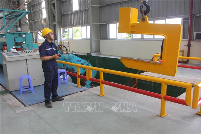 Trong ảnh: Công nhân đang vận hành dây chuyền sản xuất trong nhà máy Hoa Sen Nhơn Hội Bình Định giai đoạn II. Ảnh: Quốc Dũng – TTXVN