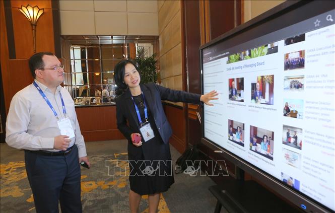 Trong ảnh: Phó Tổng giám đốc TTXVN Vũ Việt Trang giới thiệu với đại biểu quốc tế Trang thông tin chuyên đề  của TTXVN về Hội nghị Ban Chấp hành OANA lần thứ 44. Ảnh: Thành Đạt - TTXVN 
