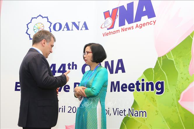 Trong ảnh: Phó Tổng giám đốc TTXVN Vũ Việt Trang trao đổi với đại biểu bên lề hội nghị. Ảnh: Thành Đạt - TTXVN 