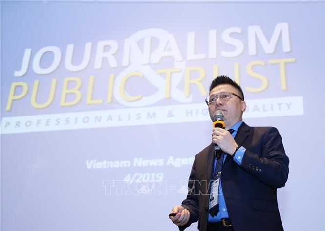 Trong ảnh: Phó Tổng giám đốc TTXVN Lê Quốc Minh trình bày tham luận: 