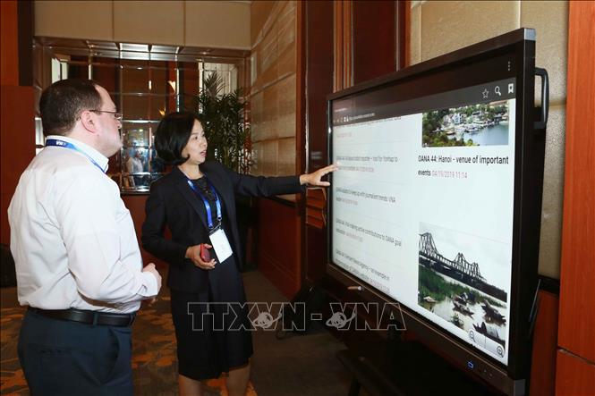 Trong ảnh: Phó Tổng Giám đốc TTXVN Vũ Việt Trang giới thiệu với đại biểu về giao diện Trang thông tin chuyên đề của TTXVN về Hội nghị OANA 44. Ảnh: Doãn Tấn - TTXVN