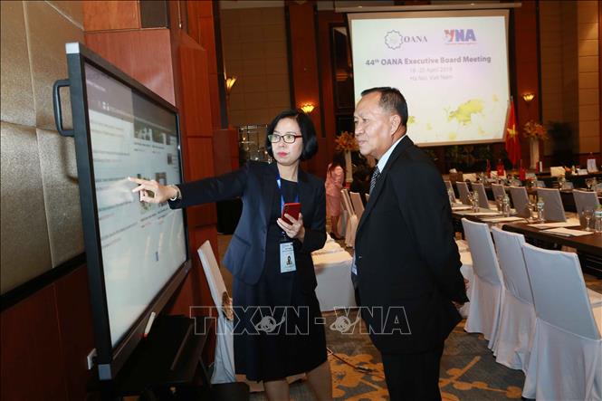 Trong ảnh: Phó Tổng Giám đốc TTXVN Vũ Việt Trang giới thiệu với đại biểu về giao diện Trang thông tin chuyên đề của TTXVN về Hội nghị OANA 44. Ảnh: Doãn Tấn - TTXVN