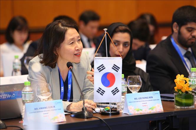 Trong ảnh: Bà Lee Dong- min, phóng viên Ban Kinh tế tiếng Anh của Hãng thông tấn Yonhap (Hàn Quốc) trình bày tham luận về tin giả (fake news) và kiểm chứng tin tức (fact - checking). Ảnh: Thành Đạt - TTXVN