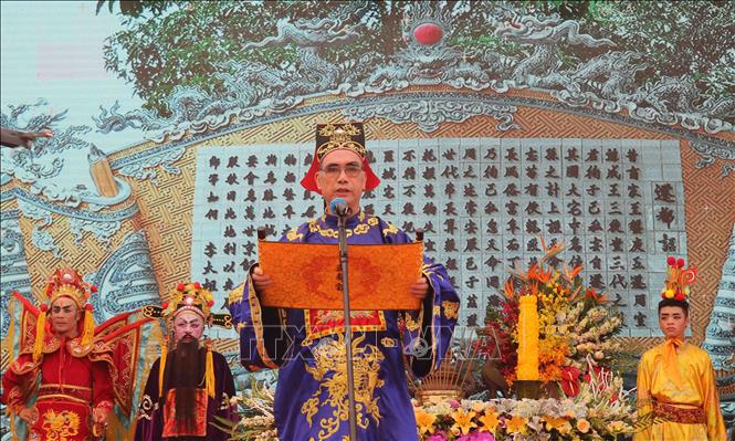 Trong ảnh: Đọc Chiếu dời đô tại lễ hội. Ảnh: Thanh Thương - TTXVN