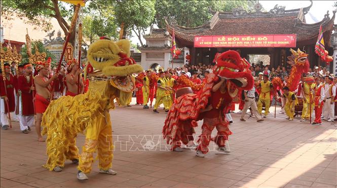 Trong ảnh; Múa lân sư tử mở màn trong lễ khai hội. Ảnh: Thanh Thương-TTXVN
