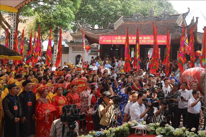 Trong ảnh: Đông đảo người dân trong vùng tham gia đoàn rước. Ảnh: Thanh Thương-TTXVN