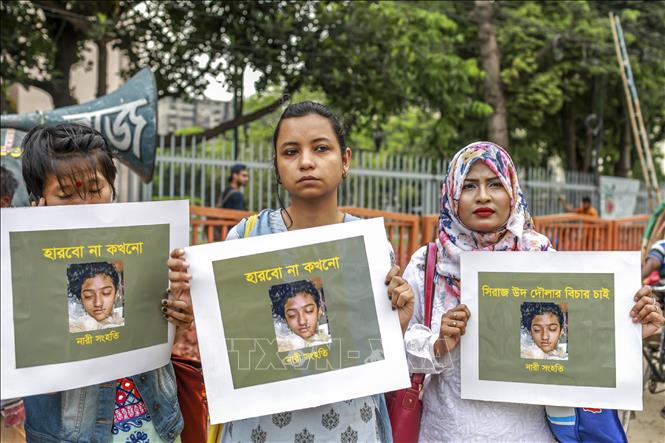 Trong ảnh: Phụ nữ Bangladesh mang ảnh của nữ sinh Nusrat Jahan Rafi biểu tình tại Dhaka, ngày 12/4 . Ảnh: AFP/TTXVN