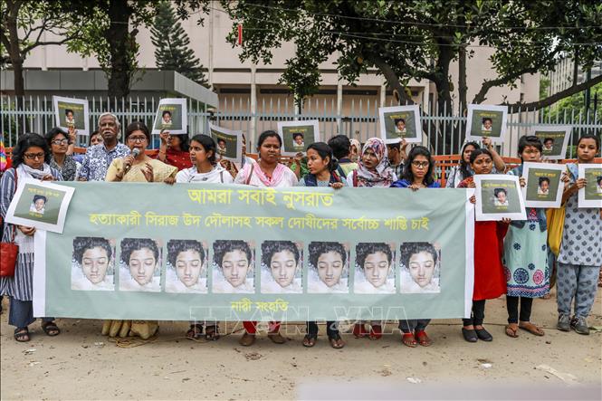 Trong ảnh: Phụ nữ Bangladesh mang ảnh của nữ sinh Nusrat Jahan Rafi biểu tình tại Dhaka, ngày 12/4 . Ảnh: AFP/TTXVN
