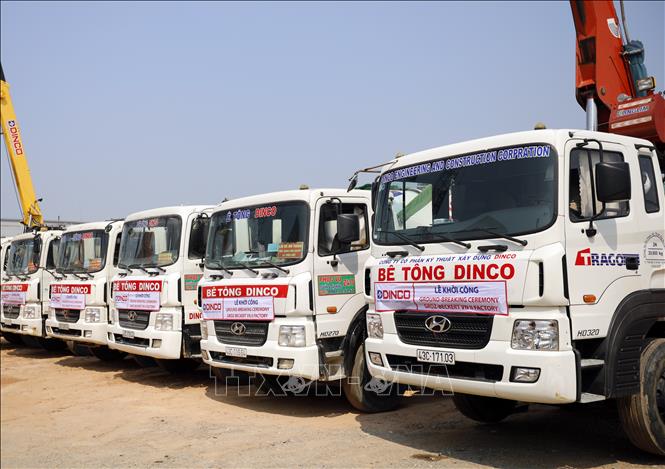 Trong ảnh: Các phương tiện cơ giới tại buổi lễ động thổ xây dựng Nhà máy Groz – Beckert Việt Nam II (giai đoạn 2). Ảnh: Tuấn Linh - TTXVN phát