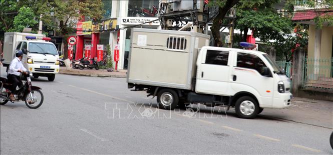 Trong ảnh: Xe chuyên dụng của lực lượng chức năng áp giải các bị cáo đến Tòa án nhân dân thành phố Thái Bình. Ảnh: Nguyễn Công Hải - TTXVN