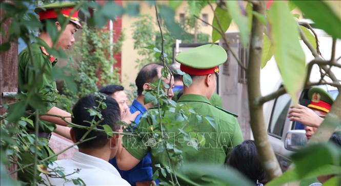 Trong ảnh: Lực lượng chức năng dẫn giải các bị cáo về trại giam. Ảnh: Nguyễn Công Hải - TTXVN