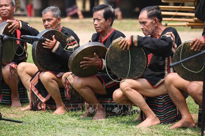 Photo: Gong performance during a revived gong festival of Ede ethnic group in Central Highlands province of Dak Lak. VNA Photo: Trọng Đạt