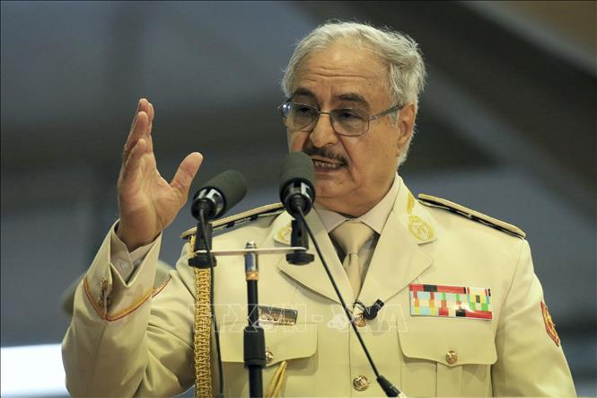 Trong ảnh (tư liệu): Tướng Khalifa Haftar, người chỉ huy lực lượng tự xưng Quân đội Quốc gia Libya (LNA) dự một buổi diễu binh của LNA ở thành phố miền đông Libya Benghazi tháng 5/2018. Ảnh: AFP/TTXVN