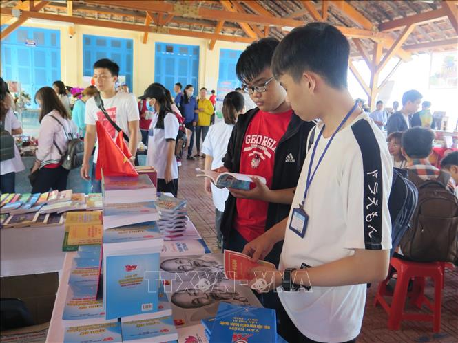 Trong ảnh: Các bạn trẻ tìm hiểu kiến thức về Đoàn Thanh niên Cộng sản Hồ Chí Minh tại gian trưng bày sách của Tỉnh đoàn Khánh Hòa. Ảnh: Phan Sáu - TTXVN
