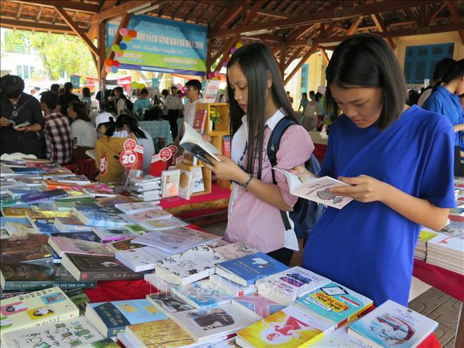 Trong ảnh: Các bạn trẻ tìm hiểu kiến thức về Đoàn Thanh niên Cộng sản Hồ Chí Minh tại gian trưng bày sách của Tỉnh đoàn Khánh Hòa. Ảnh: Phan Sáu - TTXVN