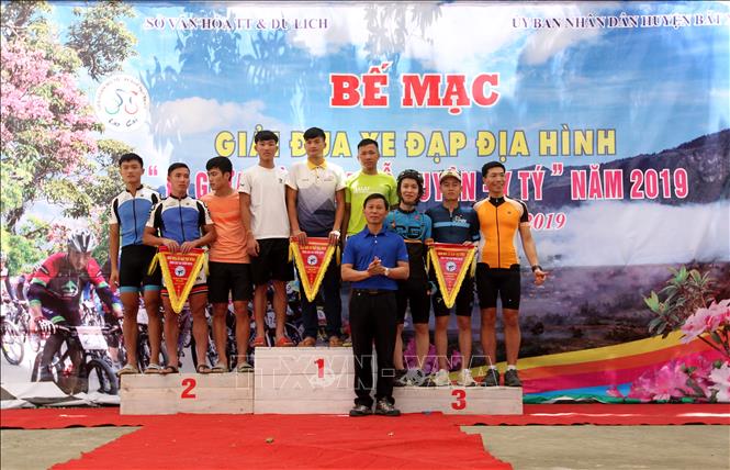  Trong ảnh: Trao thưởng cho các VĐV đoạt giải.  Ảnh: Quốc Khánh - TTXVN